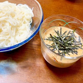 めんつゆと胡麻ドレッシングを合わせた素麺のつけダレ